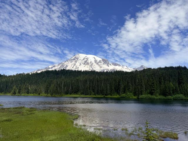 タホマ山（レーニア山）と湖の風景