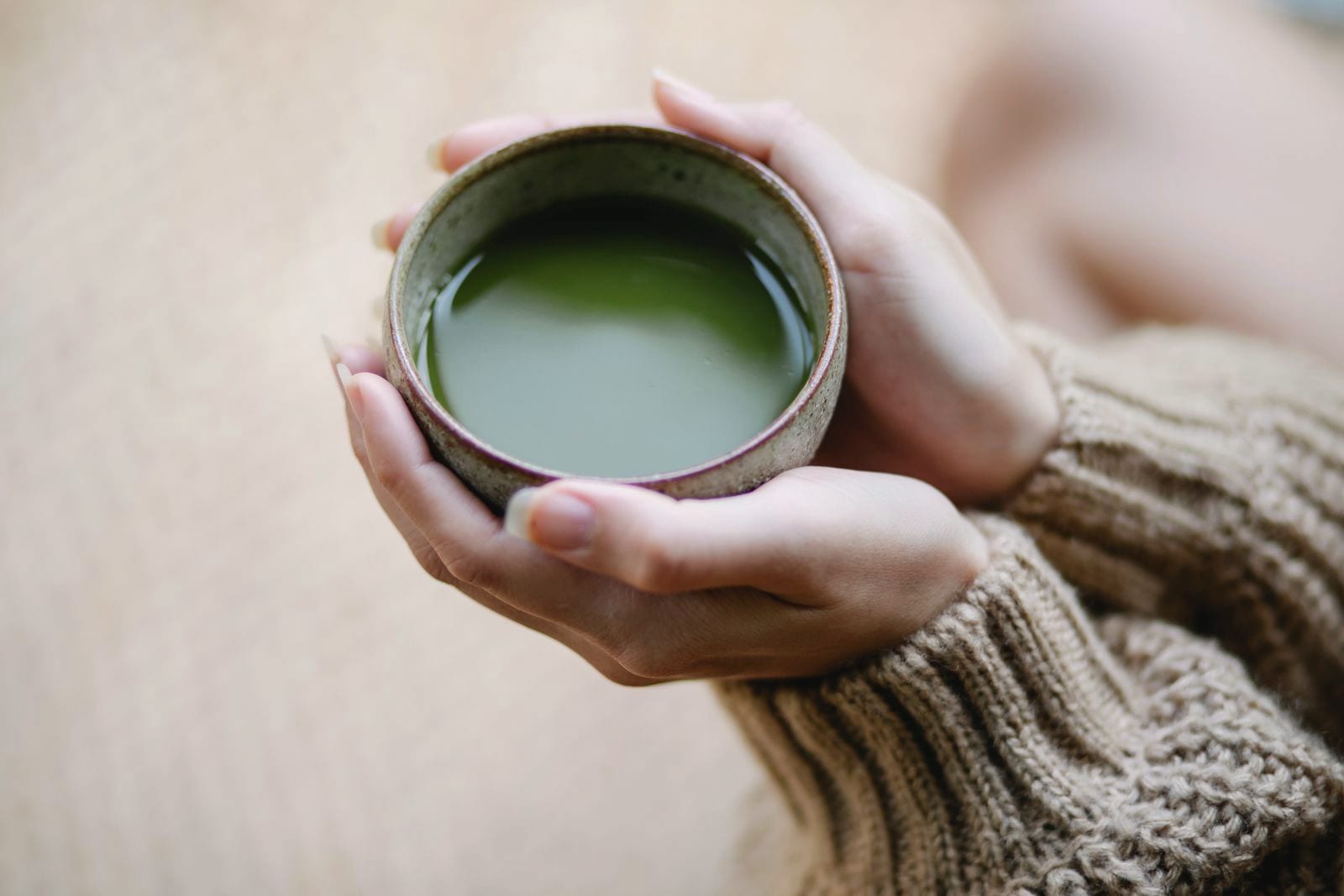 抹茶茶碗を両手で包む